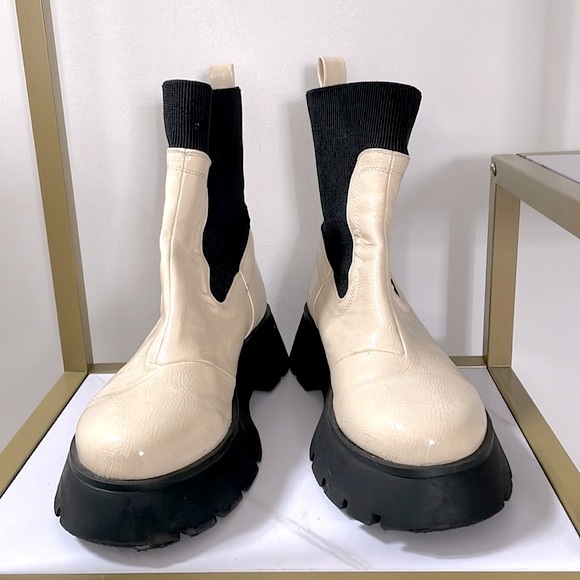 Circus by Sam Edelman Lug Sole Chelsea Boot - Picture 4 of 9